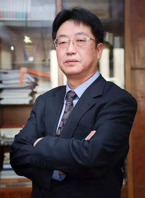 也希望他能继续努力,做时代的先锋和楷模,为老百姓树立好榜样,为社会